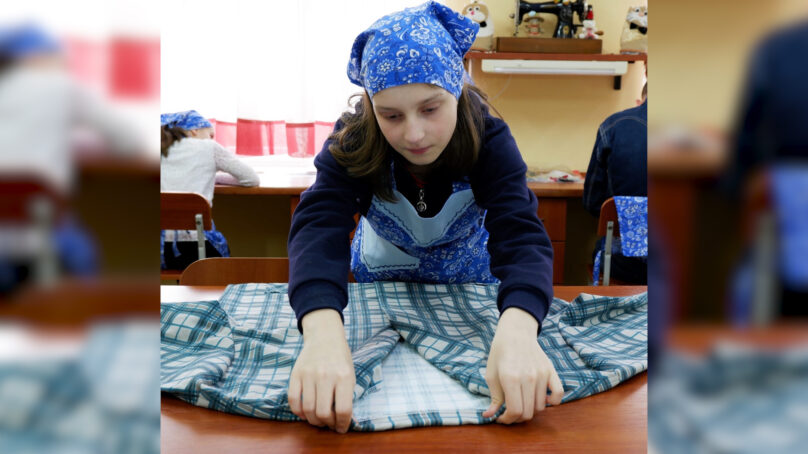 Студенты Советского техникума-интерната шьют пижамы для военных