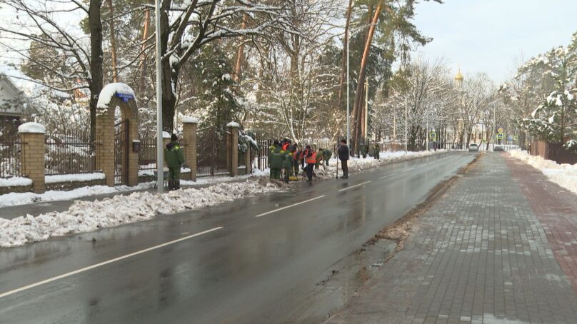 Тротуары города очищают ото льда около 500 дворников. Об этом заявили представители администрации Калининграда