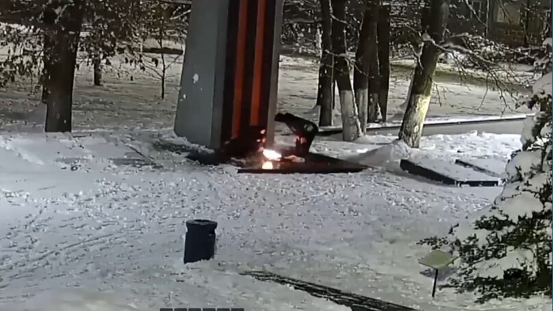 Трое подростков в Чкаловске бросали снег в вечный огонь и тем самым потушили его. Это попало на камеры «Безопасного города»