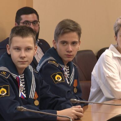 В День Конституции Российской Федерации 12 юных калининградцев получили первые в своей жизни паспорта