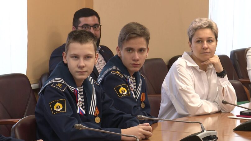 В День Конституции Российской Федерации 12 юных калининградцев получили первые в своей жизни паспорта