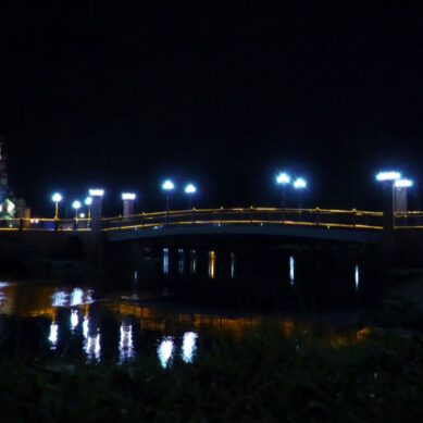 В Гусеве сняли строительное ограждение на новом пешеходном мосту, зажгли фонари и праздничную иллюминацию