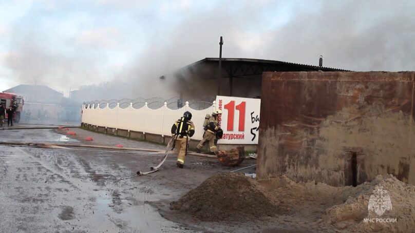 Сегодня в поселке Васильково загорелся склад с автомобильными покрышками