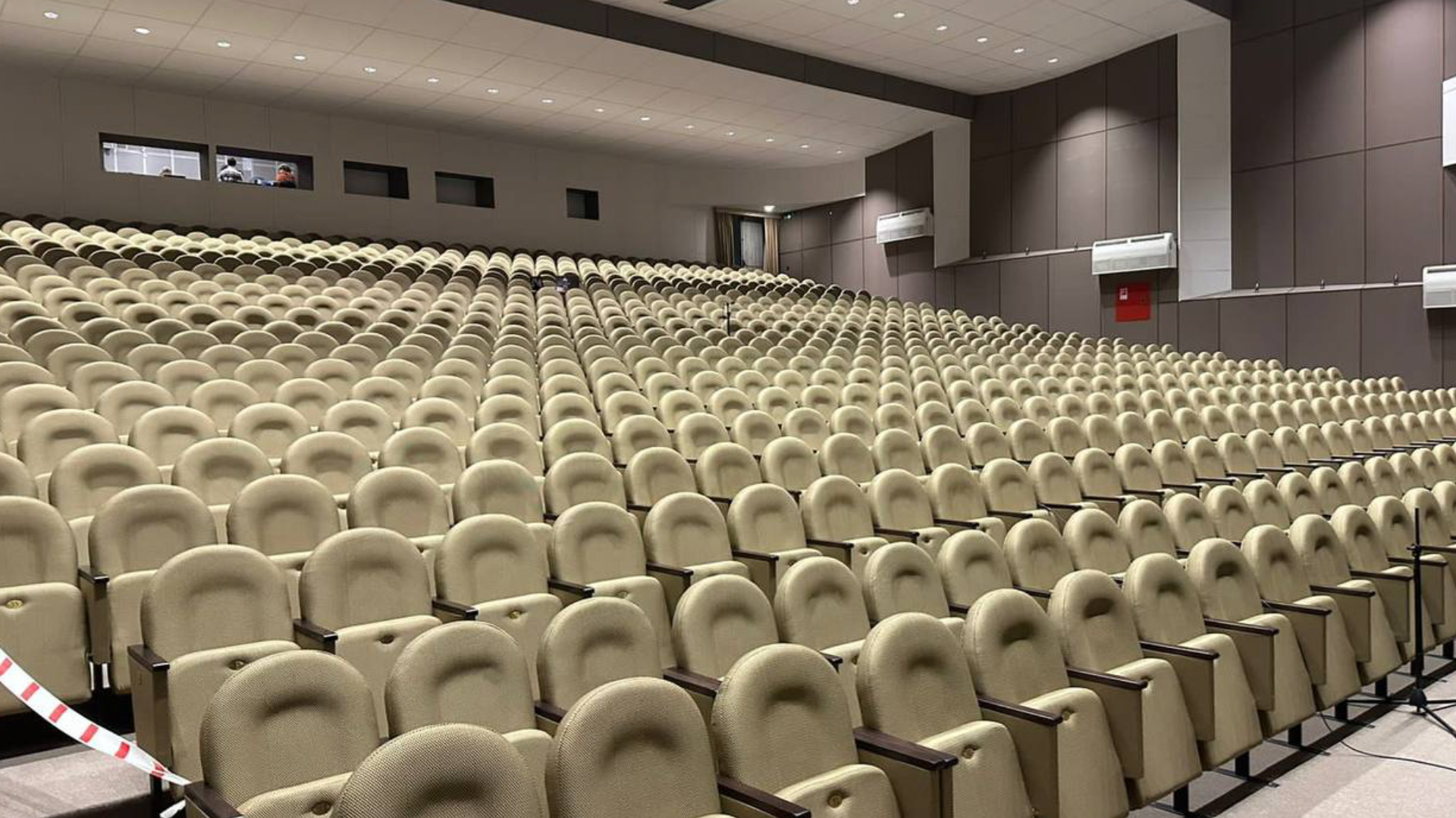 Одежда сцены для актового зала. Театр сибирь барнаул. Ремонт концертного зала. Дк саввино зрительный зал. Колонки для концертного зала.