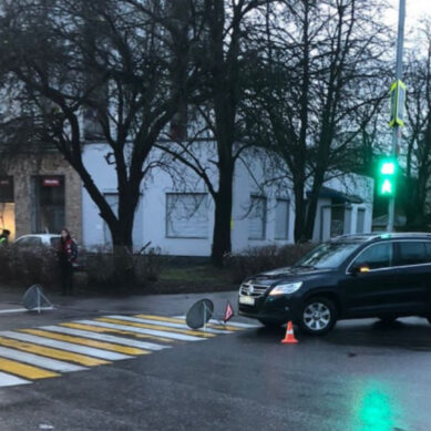 На перекрестке улиц Горького и Азовской в Калининграде водитель Volkswagen при движении задним ходом сбил женщину