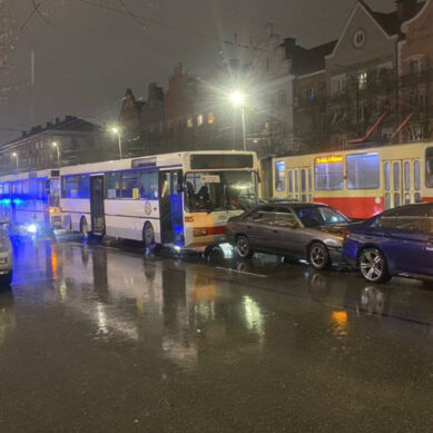 В Калининграде на Ленинском проспекте столкнулись два автобуса и два легковых автомобиля