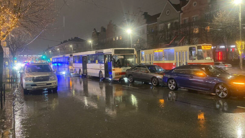 В Калининграде на Ленинском проспекте столкнулись два автобуса и два легковых автомобиля