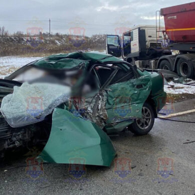 В Черняховском районе грузовик столкнулся в легковушкой, погибли две женщины. 8-летний ребёнок с тяжелыми травмами в больнице