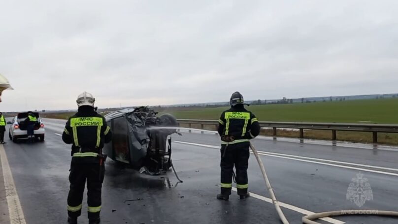 Рядом с поселком Борское Калининградской области легковой автомобиль врезался в отбойник