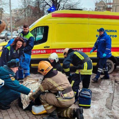 В Калининграде на улице Кирова сотрудники МЧС спасли мужчину. У него случился приступ эпилепсии