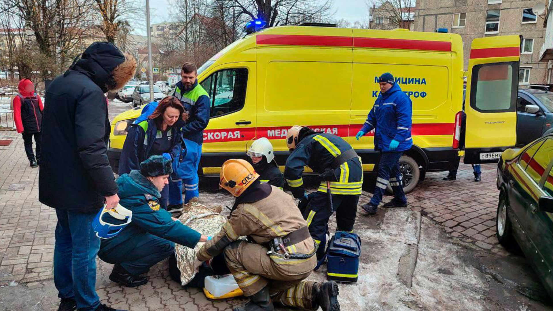 В Калининграде на улице Кирова сотрудники МЧС спасли мужчину. У него  случился приступ эпилепсии — Вести-Калининград