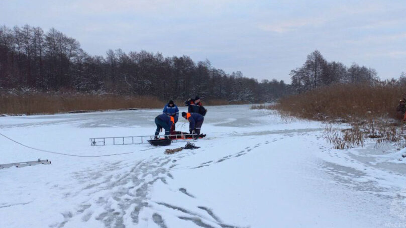 На озере Воронье под лёд ушли два рыбака. Один скончался после спасения в больнице