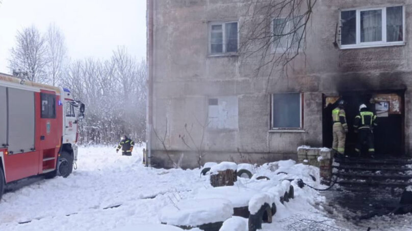 В Советске из горящего дома пожарные эвакуировали пять человек, собаку и два газовых баллона