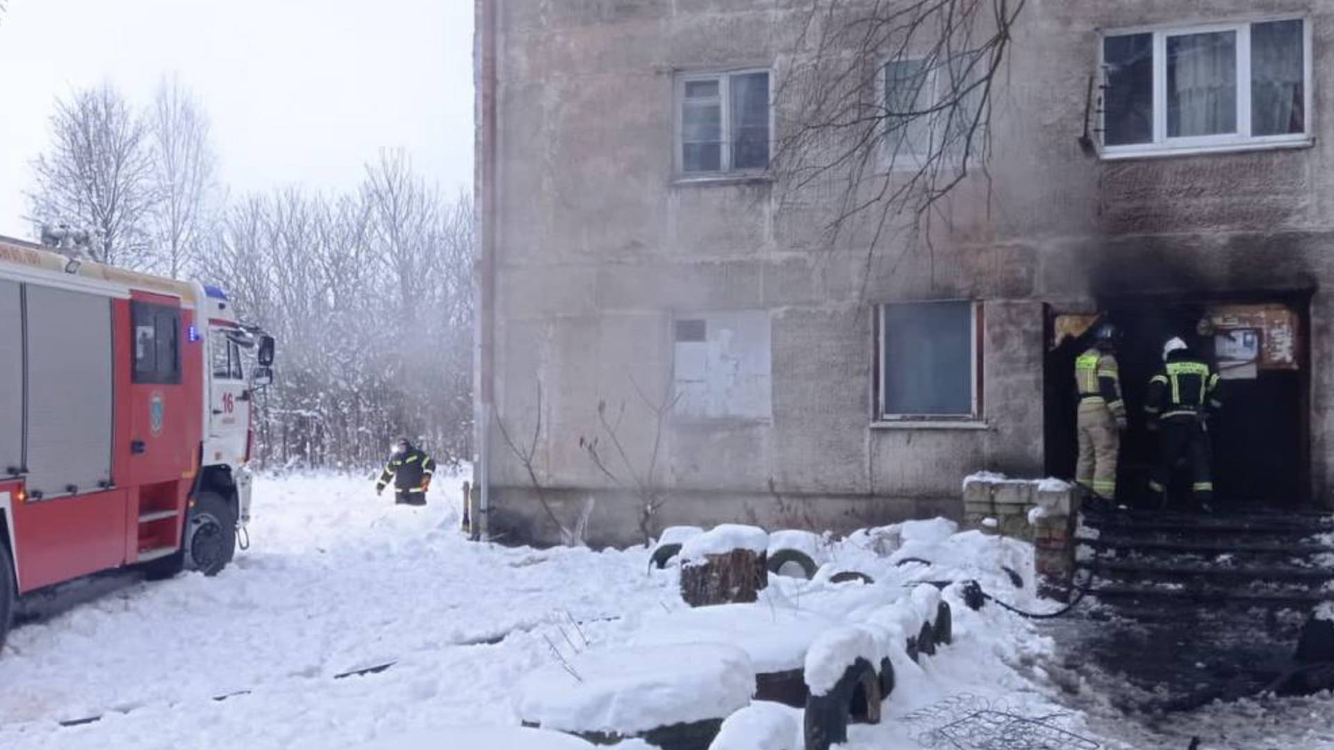 В Советске из горящего дома пожарные эвакуировали пять человек, собаку и  два газовых баллона — Вести-Калининград