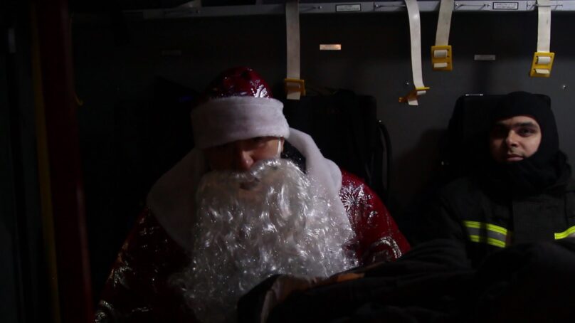 В Гурьевск прибыл «пожарный» Дед Мороз, чтобы поздравить многодетную семью