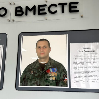 В лицее Калининграда открыли памятный стенд погибшему командиру СОБР Петру Новикову