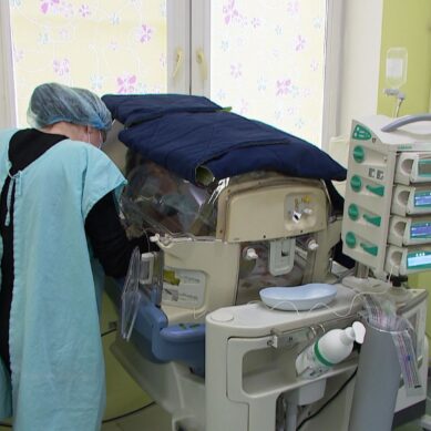 Врачи регионального перинатального центра впервые провели особую процедуру для спасения зрения недоношенного ребенка