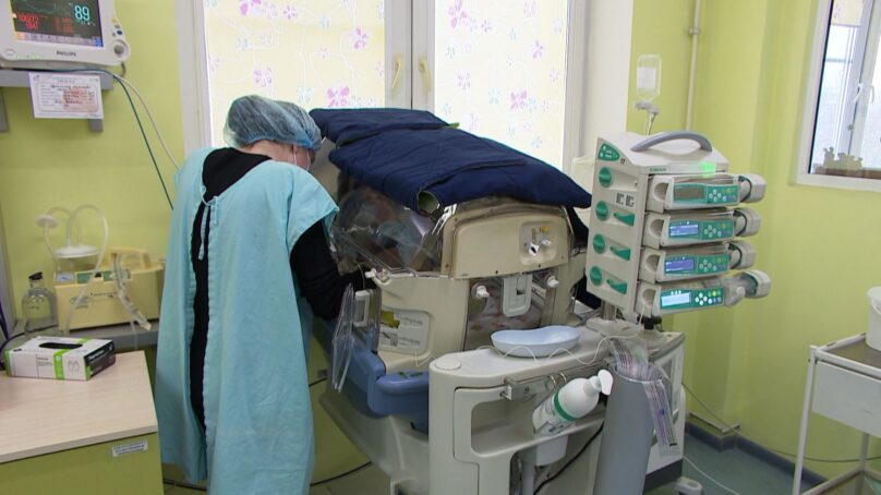 Врачи регионального перинатального центра впервые провели особую процедуру для спасения зрения недоношенного ребенка