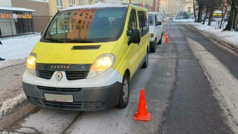 В Калининграде 75-летняя женщина переходила дорогу и была сбита буксируемым микроавтобусом