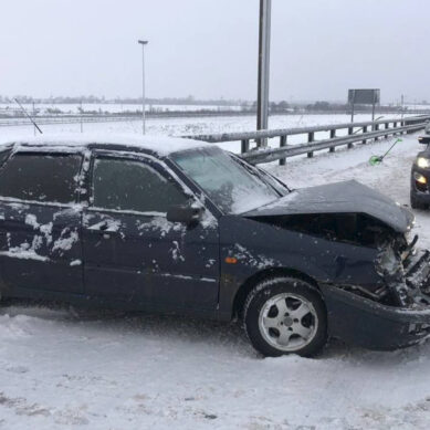 На трассе «Приморское полукольцо» водитель легкового автомобиля врезалась в дорожное ограждение