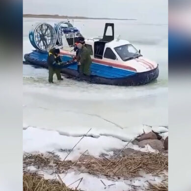 Сотрудники МЧС спасли рыбаков, дрейфовавших на льдине в Куршском заливе