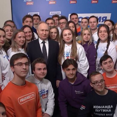 Владимир Путин встретился в избирательном штабе с волонтёрами, в том числе из Калининградской области