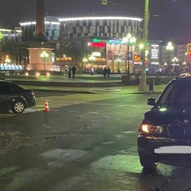 В Калининграде 21-летняя девушка за рулём Chevrolet выехала на «красный» и столкнулась с BMW