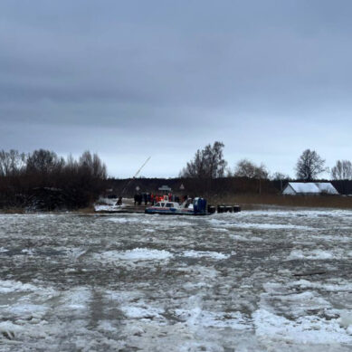 В Полесском районе устраняют последствия ЧП. В начале января здесь снесло понтонную переправу через реку Немонин