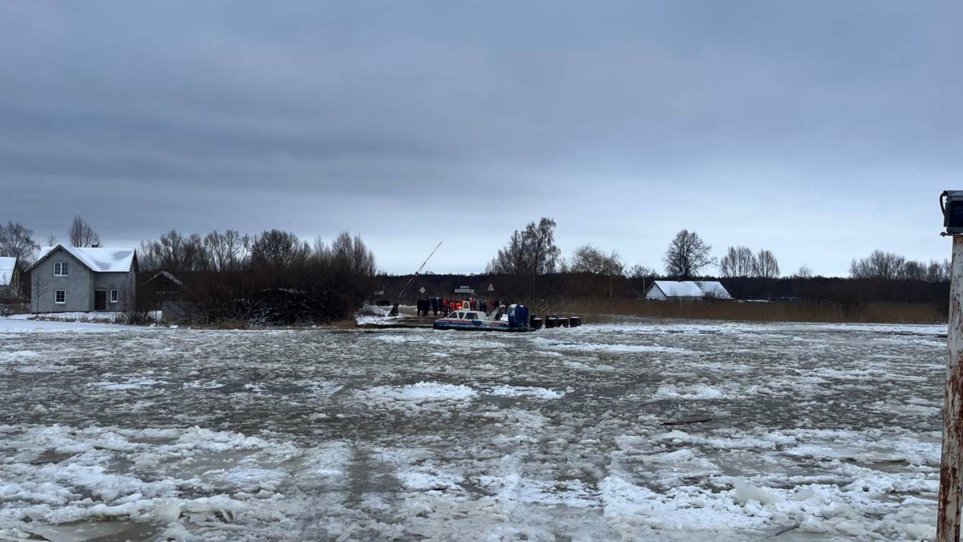 В Полесском районе устраняют последствия ЧП. В начале января здесь снесло  понтонную переправу через реку Немонин — Вести-Калининград