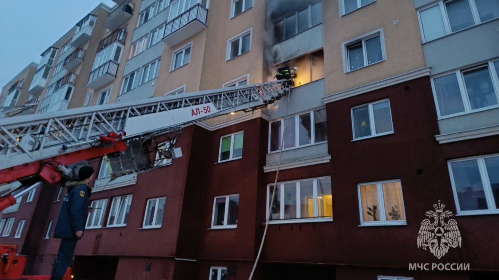 В Калининграде на улице Печатной в многоквартирном жилом доме случился  пожар — Вести-Калининград