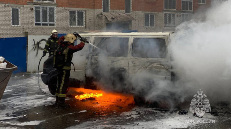 Пожарные потушили припаркованный на Суздальской автомобиль