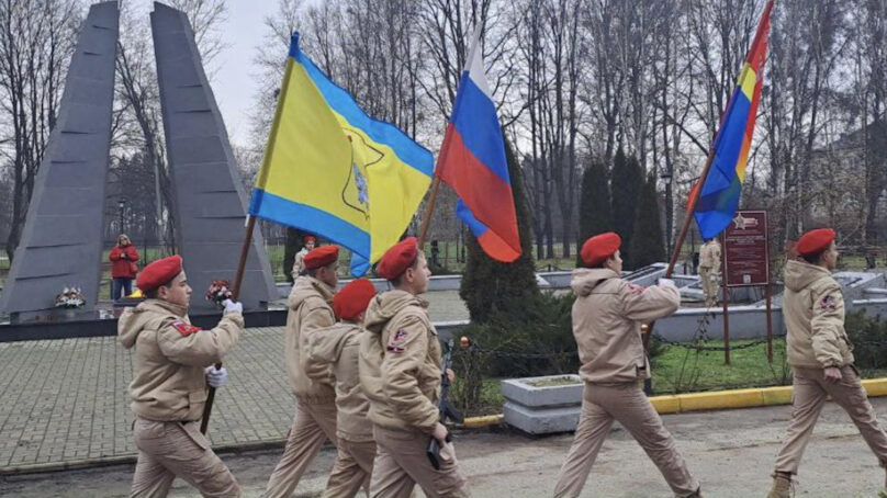 Сегодня на братском захоронении Правдинска почтили память советских воинов