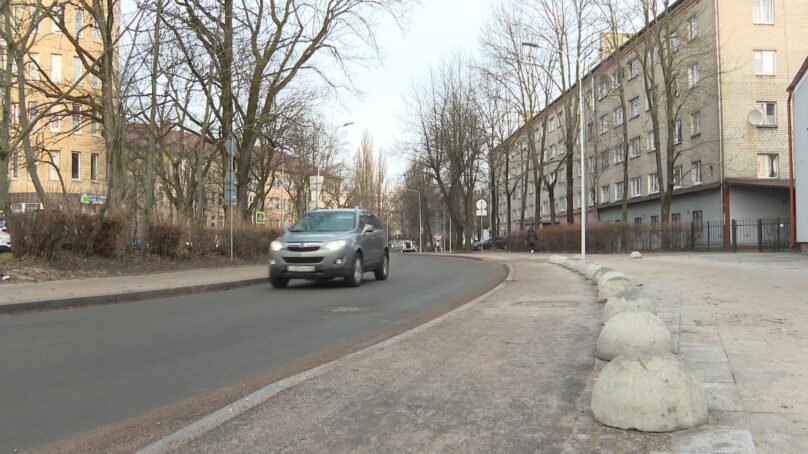 В Калининграде на Красной начали устанавливать полусферы, борясь с незаконной парковкой