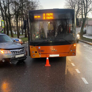 В Калининграде водитель иномарки врезался в автобус