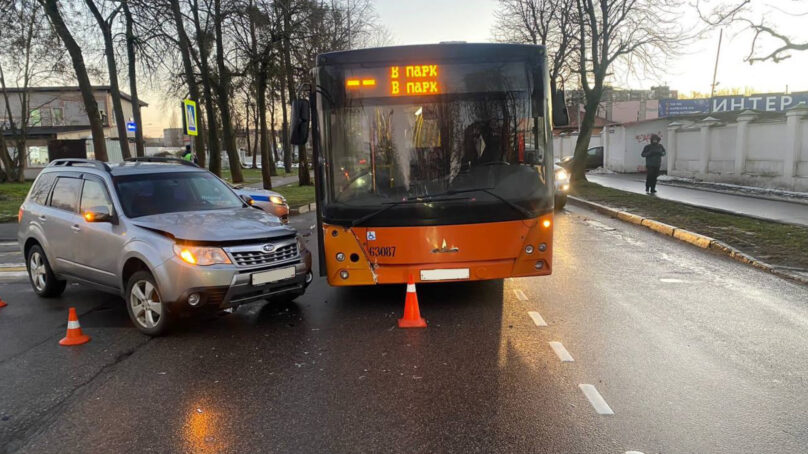 В Калининграде водитель иномарки врезался в автобус