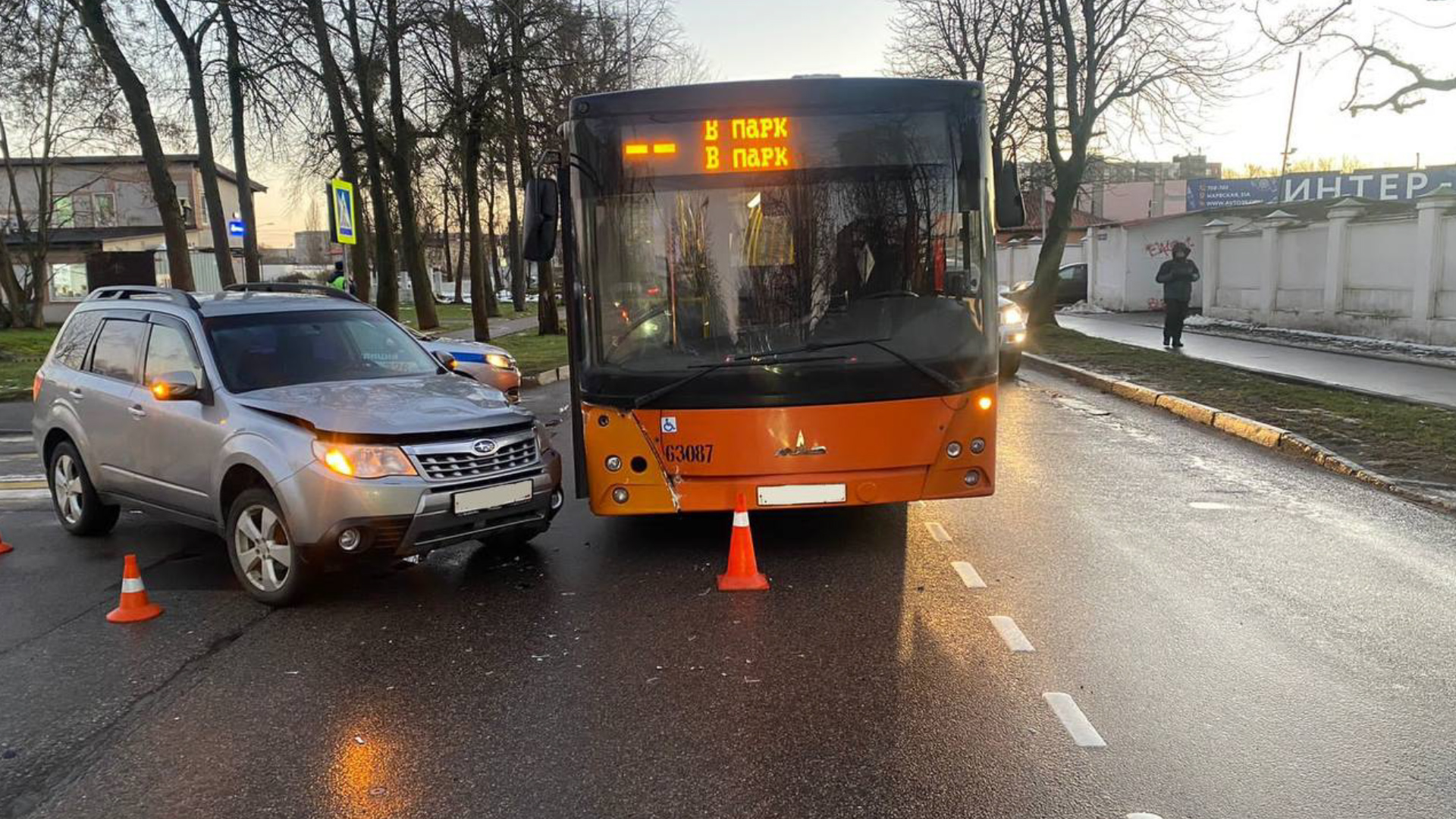 В Калининграде водитель иномарки врезался в автобус — Вести-Калининград