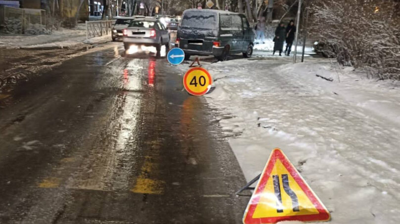 В Калининграде водитель не успел затормозить на скользкой дороге и сбил пешехода