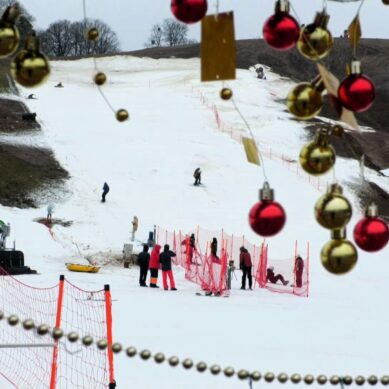 Истинные любители горных лыж и сноуборда едут на «Горку» у посёлка Ново-Гурьевское даже в +7