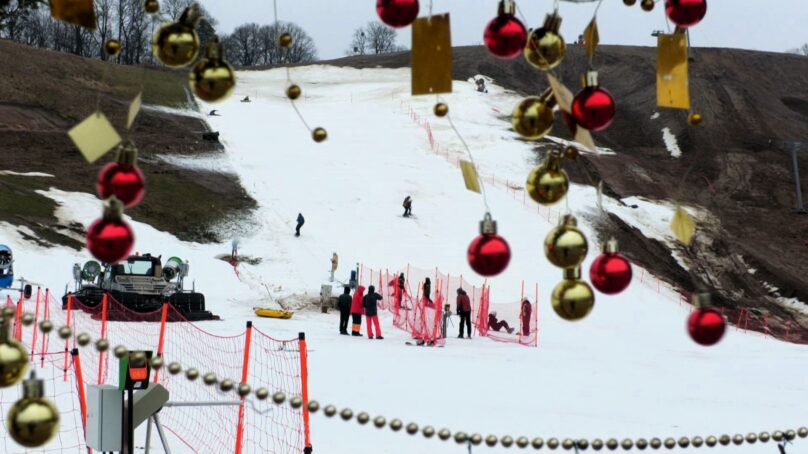 Истинные любители горных лыж и сноуборда едут на «Горку» у посёлка Ново-Гурьевское даже в +7