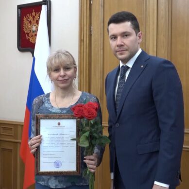Губернатор Антон Алиханов вручил жилищные сертификаты медицинским работникам нашего региона