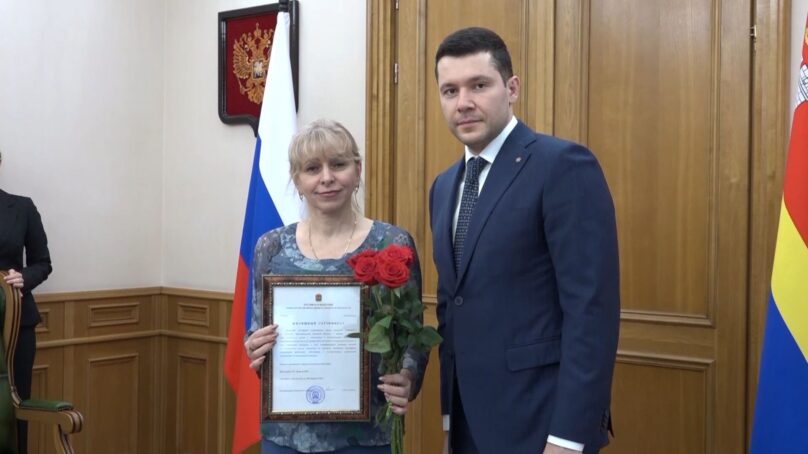 Губернатор Антон Алиханов вручил жилищные сертификаты медицинским работникам нашего региона