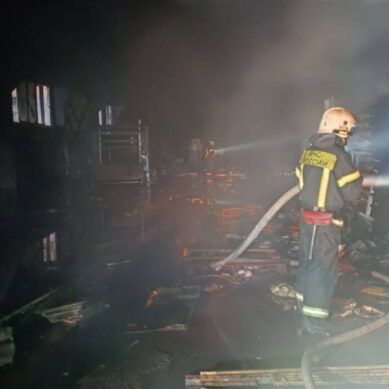 Ночью в Калининграде на территории предприятия «Балтрыбстрой» на улице Камской произошел пожар