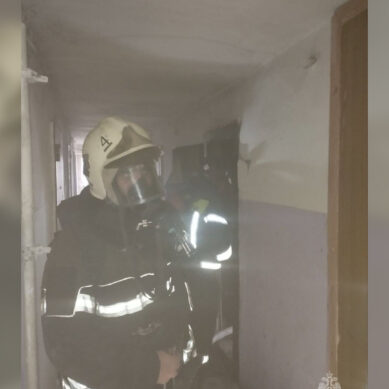 Сотрудники МЧС устранили пожар в многоквартирном доме на Коммунистической в Калининграде