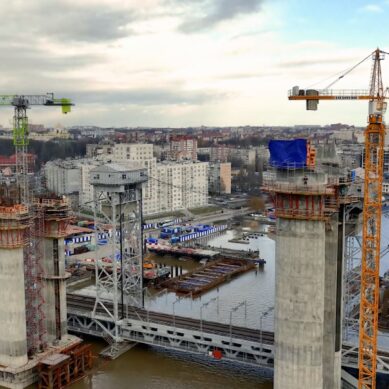 Над Преголей в центре Калининграда высятся две новые башни будущего железнодорожного моста
