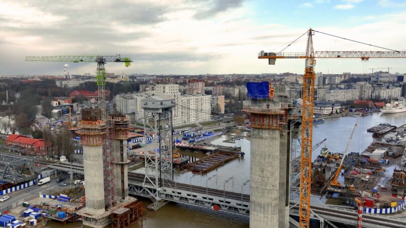 Над Преголей в центре Калининграда высятся две новые башни будущего железнодорожного моста