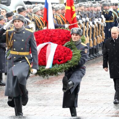 В День защитника Отечества Владимир Путин возложил венок к Могиле Неизвестного Солдата у Кремлёвской стены