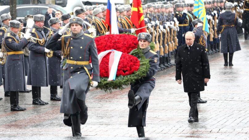 В День защитника Отечества Владимир Путин возложил венок к Могиле Неизвестного Солдата у Кремлёвской стены