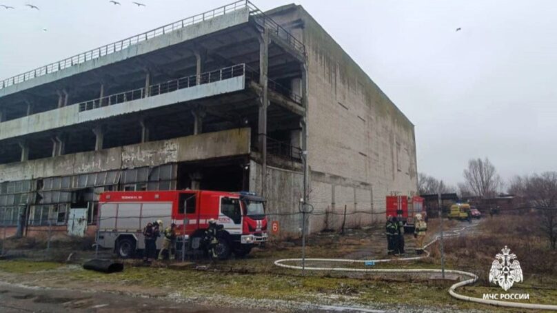 В Светлом пожар на территории бывшего рыбоконсервного комбината