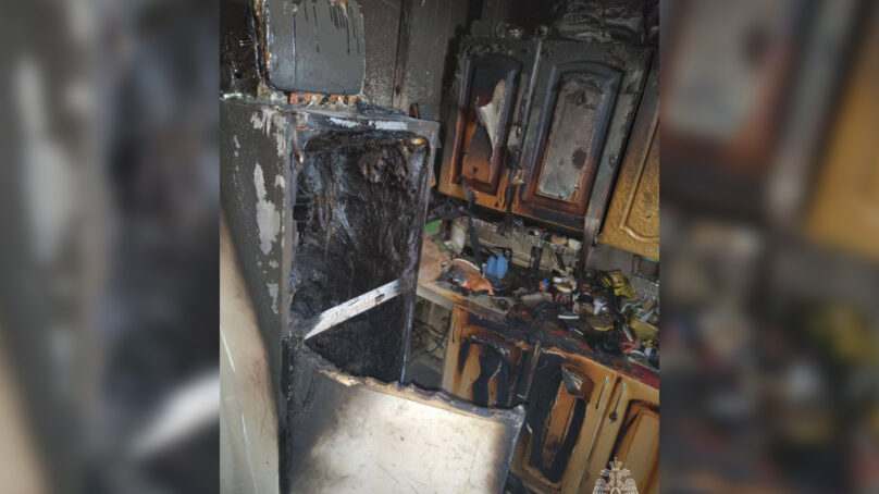 В многоквартирном доме в Мамоново пожарные потушили горящие телевизор, холодильник и мебель