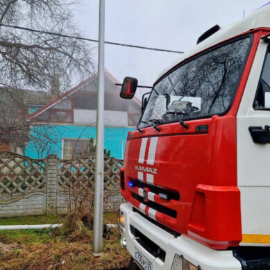 Сотрудники МЧС тушили пожар в частном доме в поселке Люблино Светловского округа